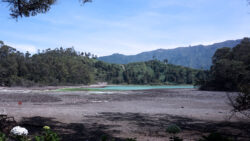 Water Imbalance. Telaga Warna Dieng nan indah seringkali kering kerontang saat musim kemarau, pada saat lain air meluap di saat musim penghujan. Ketidakseimbangan ini menjadi Risiko bagi kehidupan masyarakat sekitar. Turunnya pendapatan wisata, dan kerusakan ladang sawah dan kebun harus diterima sebagai dampak yang menyakitkan